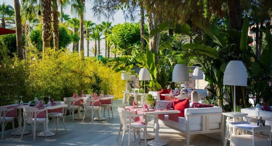 Restauracja i jedzenie w hotelu Miramare Beach