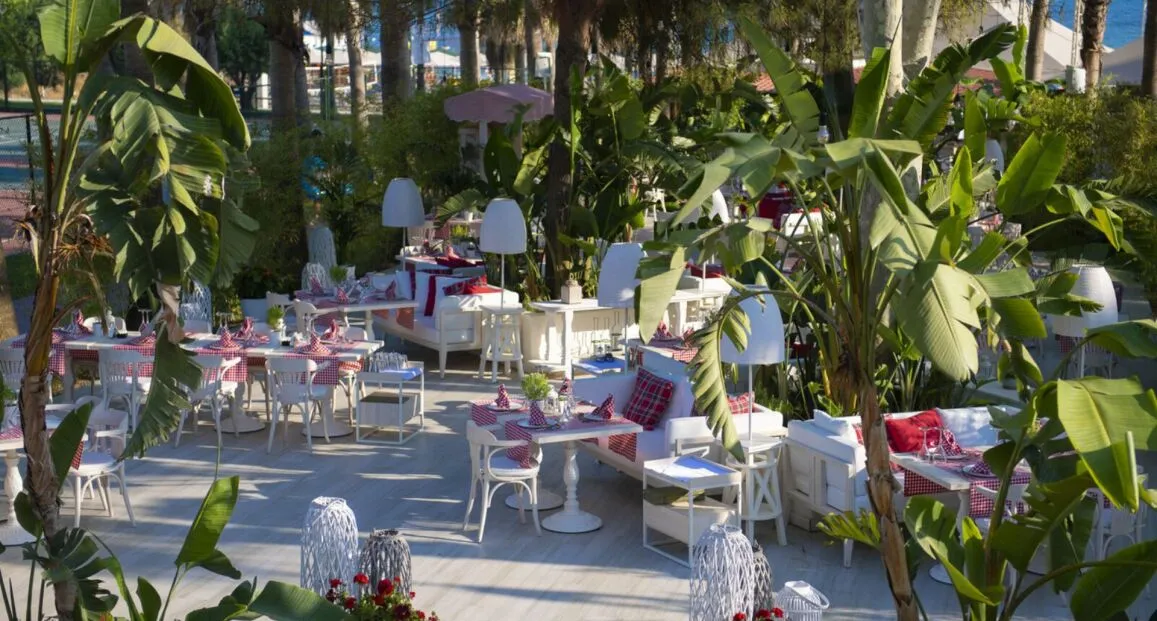 Restauracja i jedzenie w hotelu Miramare Beach