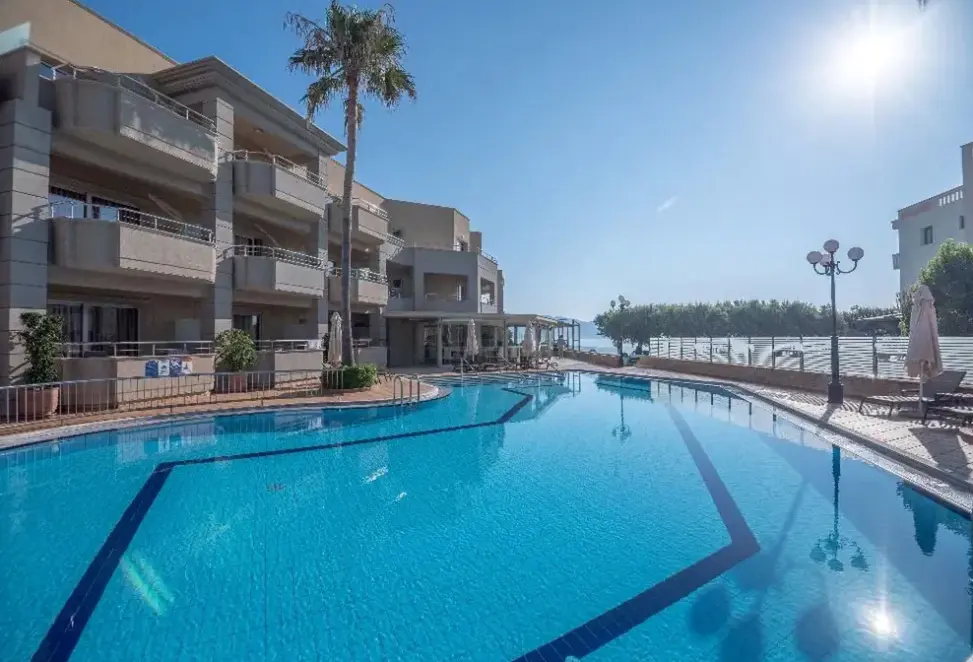 Basen w hotelu Molos Bay