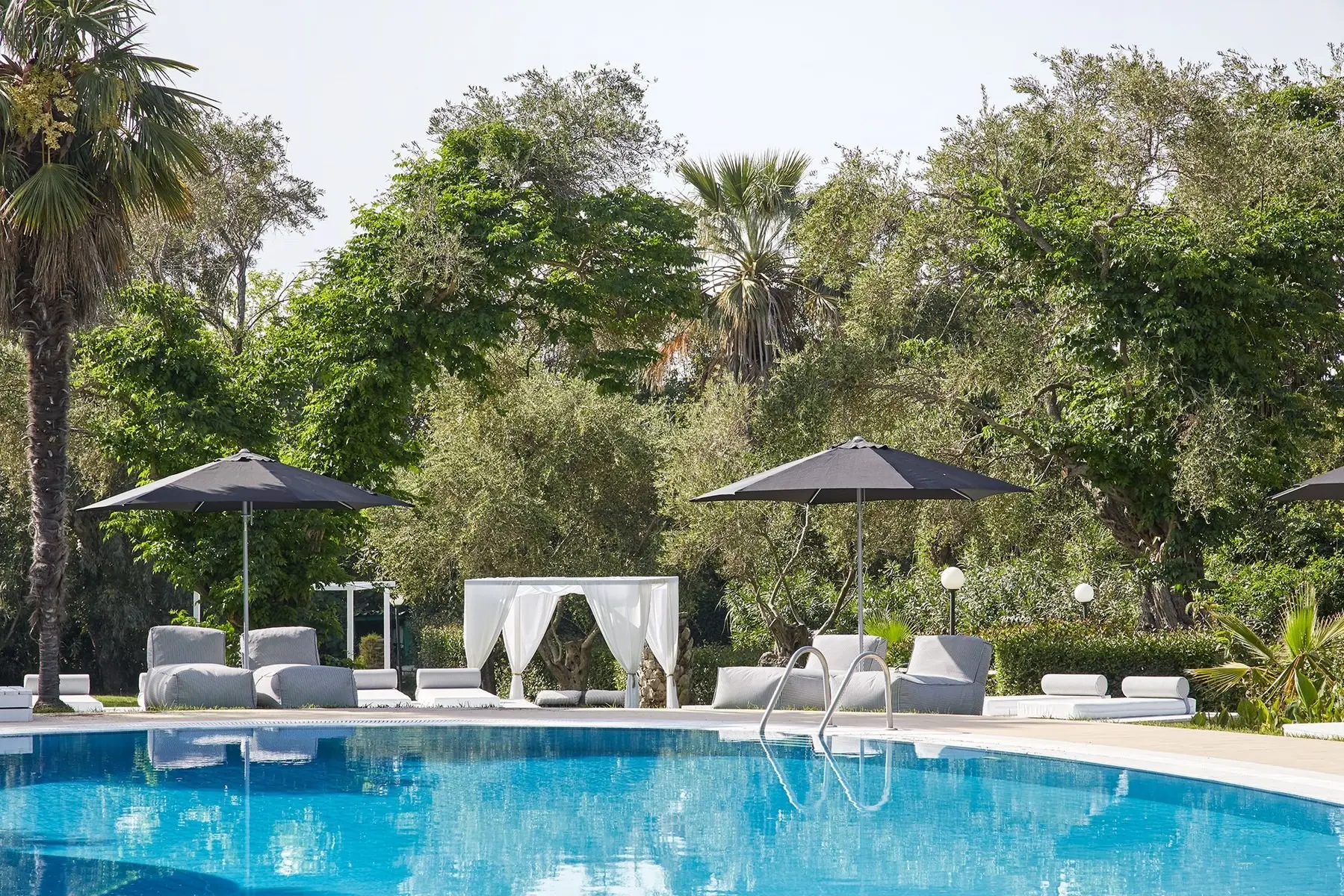 Basen w hotelu MR & Mrs White Corfu