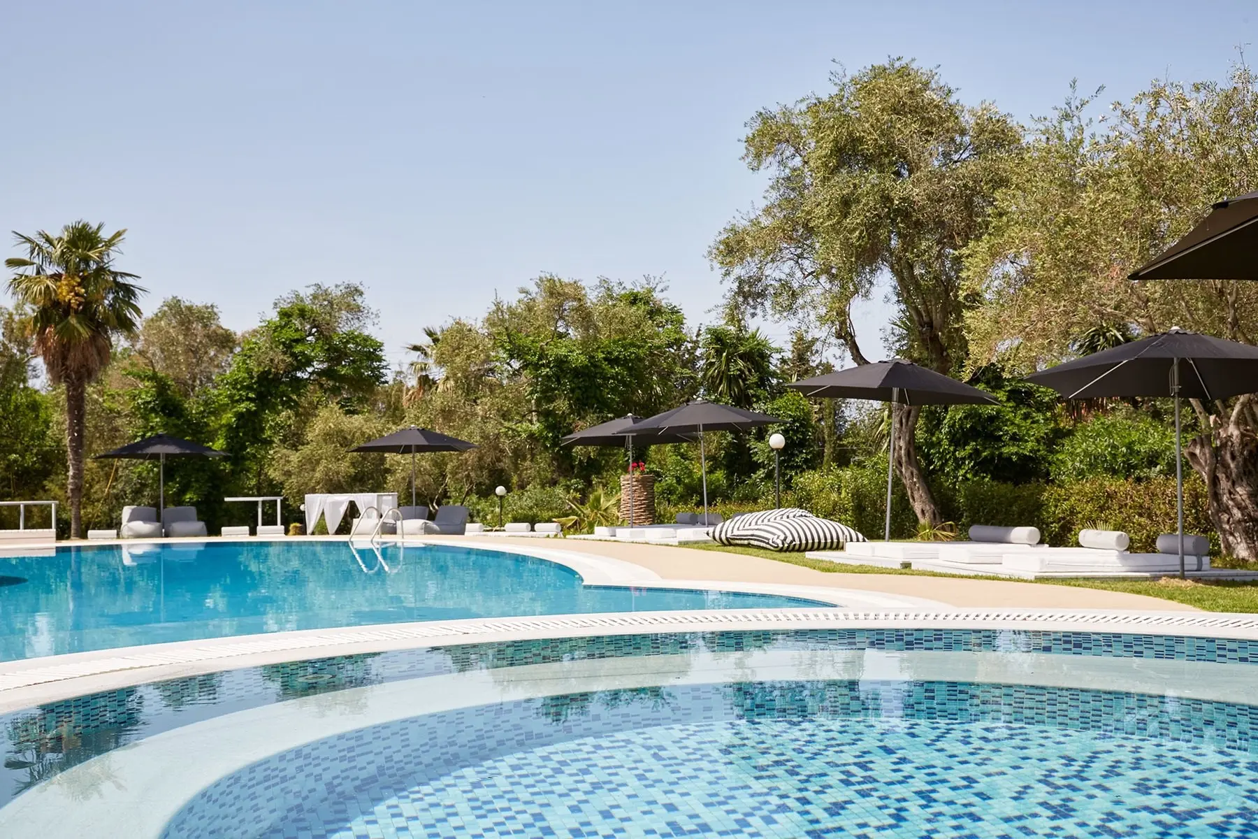 Basen w hotelu MR & Mrs White Corfu