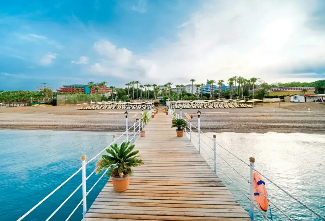 Plaża przy hotelu Mukarnas Spa Resort