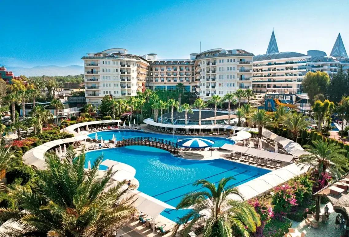 Basen w hotelu Mukarnas Spa Resort