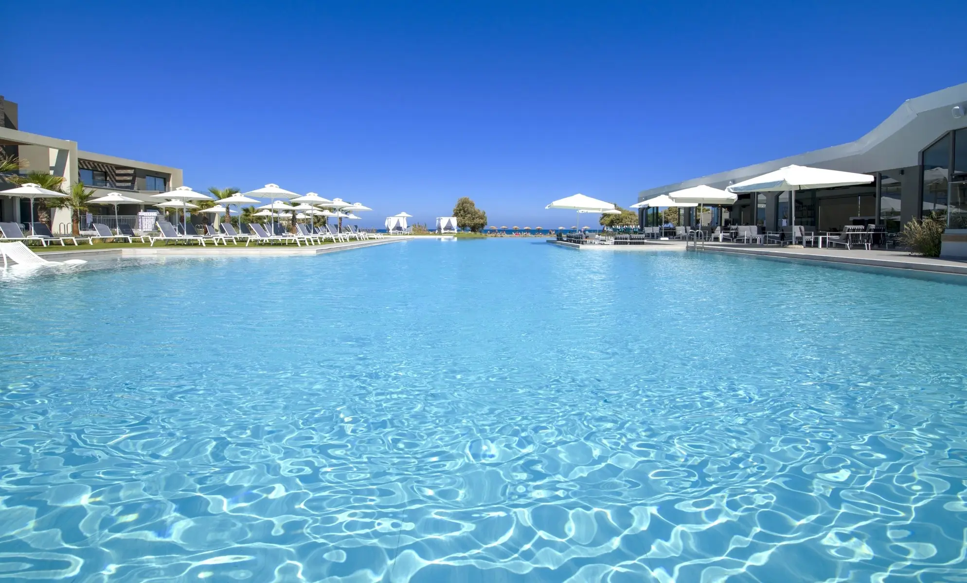 Basen w hotelu Myrion Beach Resort