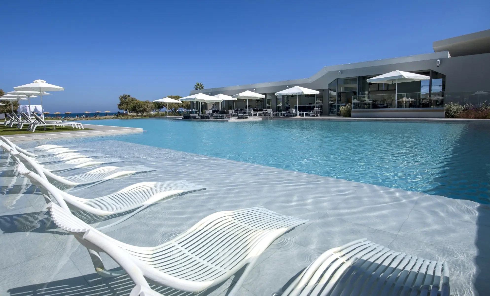 Basen w hotelu Myrion Beach Resort