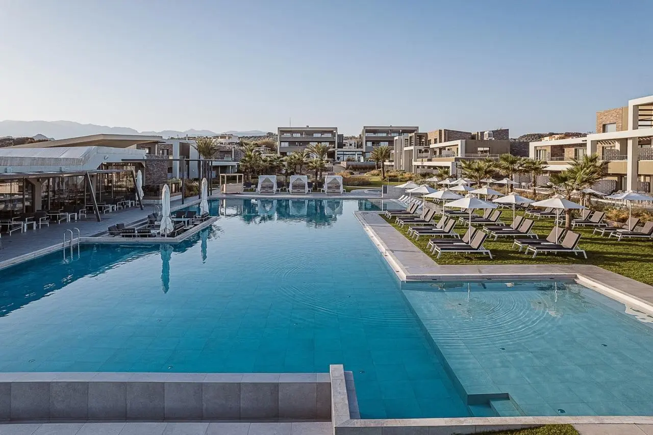 Basen w hotelu Myrion Beach Resort