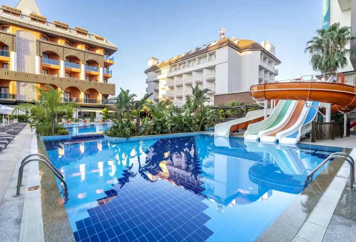 Basen w hotelu Orange Palace