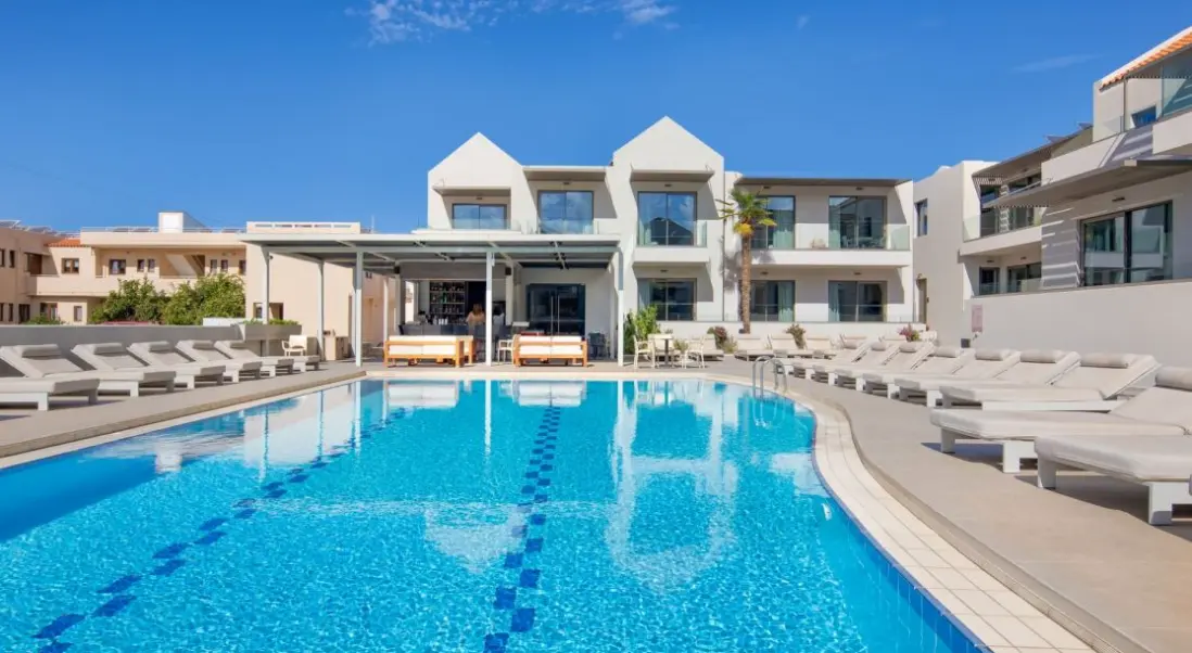 Basen w hotelu Oscar Suites & Village