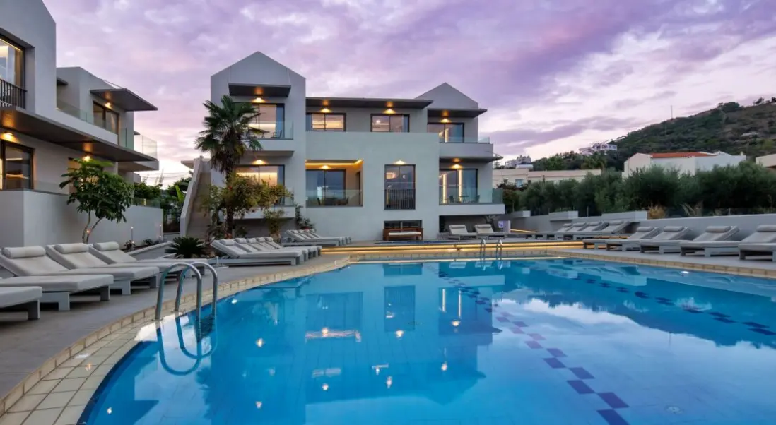 Basen w hotelu Oscar Suites & Village