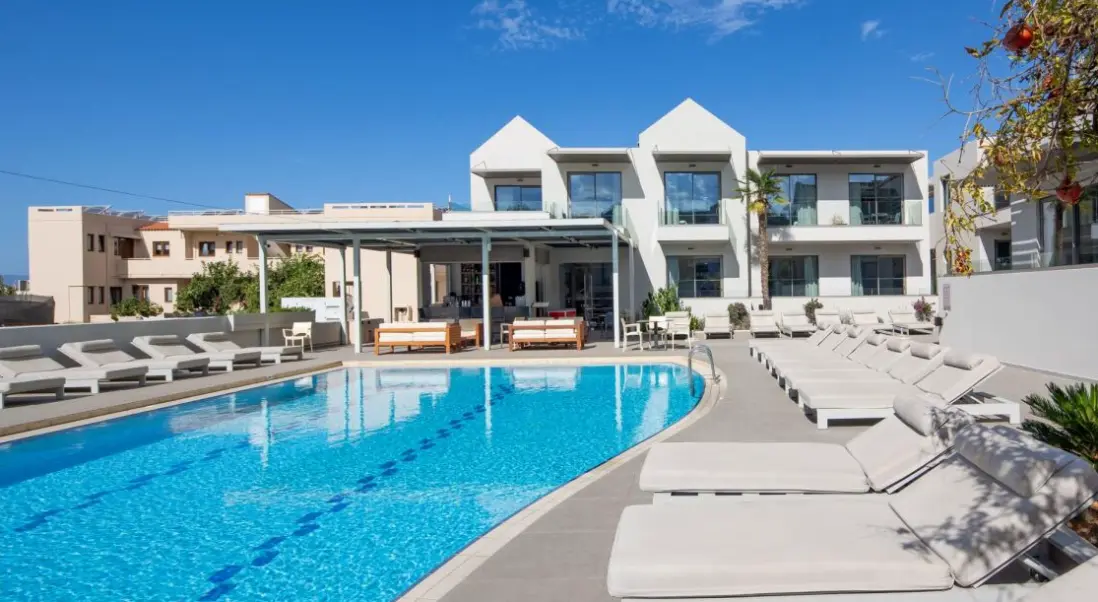 Basen w hotelu Oscar Suites & Village