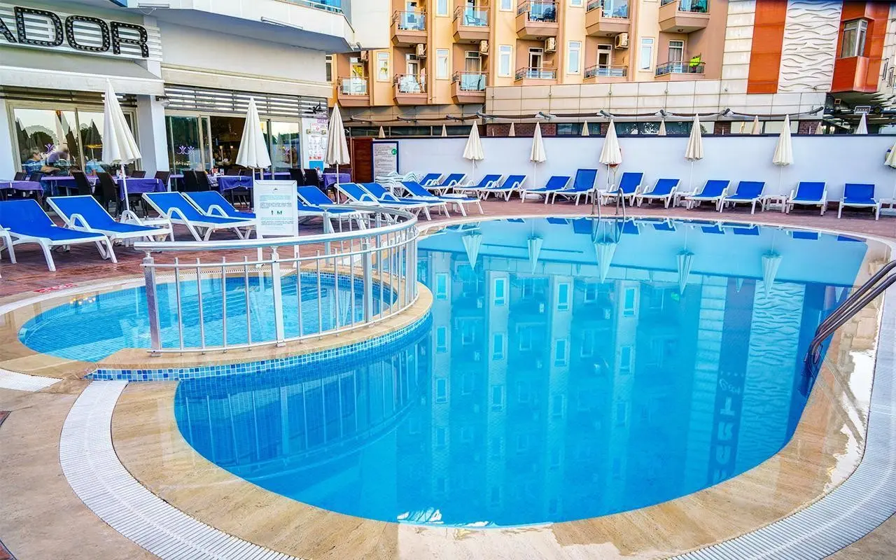 Basen w hotelu Parador Sky Hotel