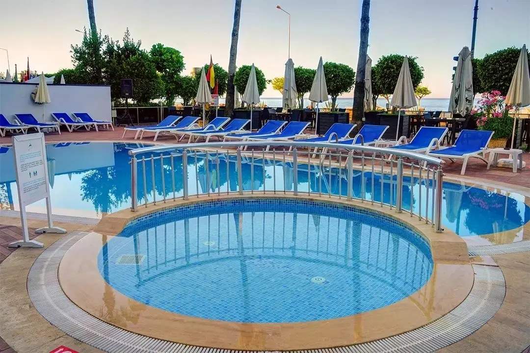 Basen w hotelu Parador Sky Hotel