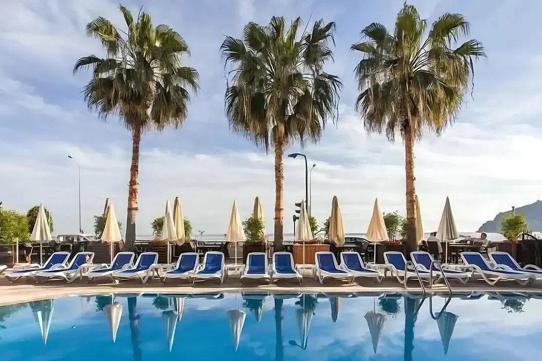 Basen w hotelu Parador Sky Hotel