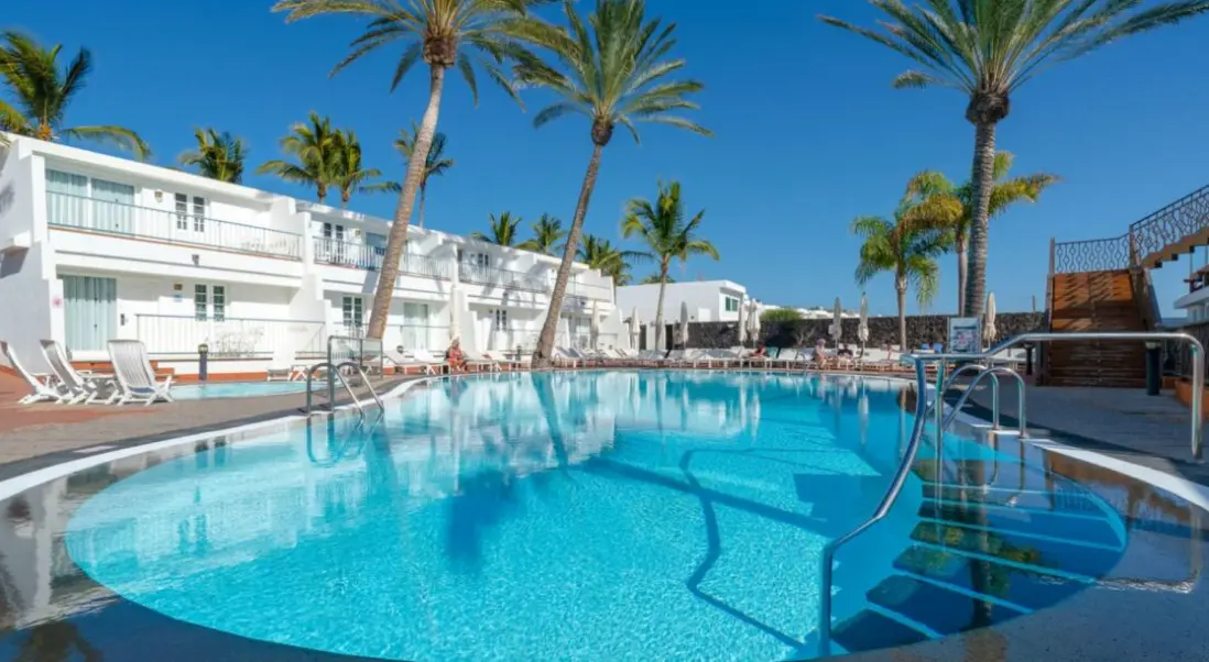 Basen w hotelu Plus Fariones Apartamentos