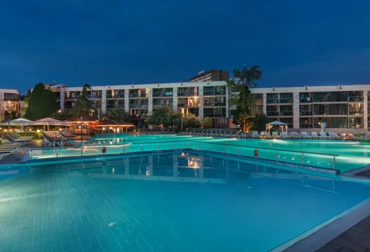 Basen w hotelu Pomorie Sun