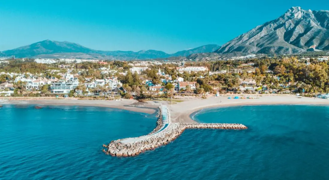 Plaża przy hotelu Puente Romano Beach Resort & Spa Marbella