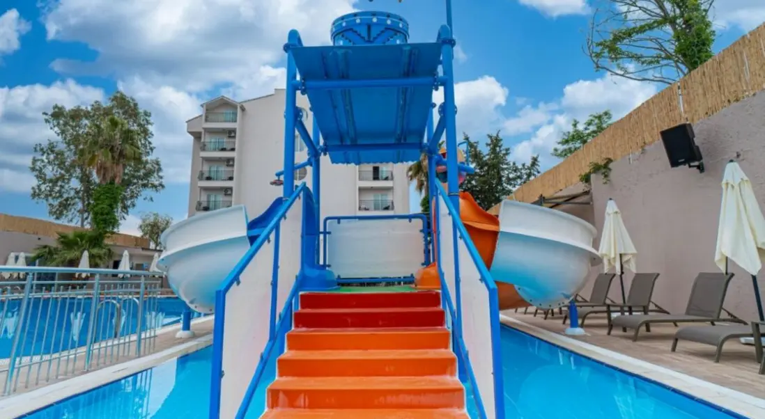 Basen w hotelu Q Ella Beach Hotel