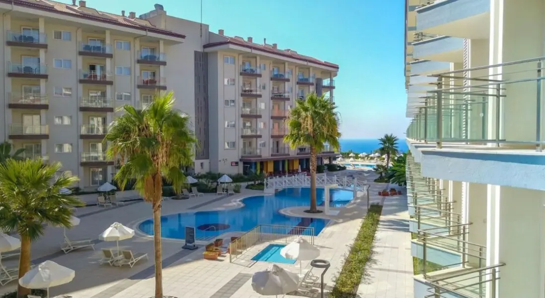 Basen w hotelu Ramada Hotel & Suites by Wyndham Kusadasi