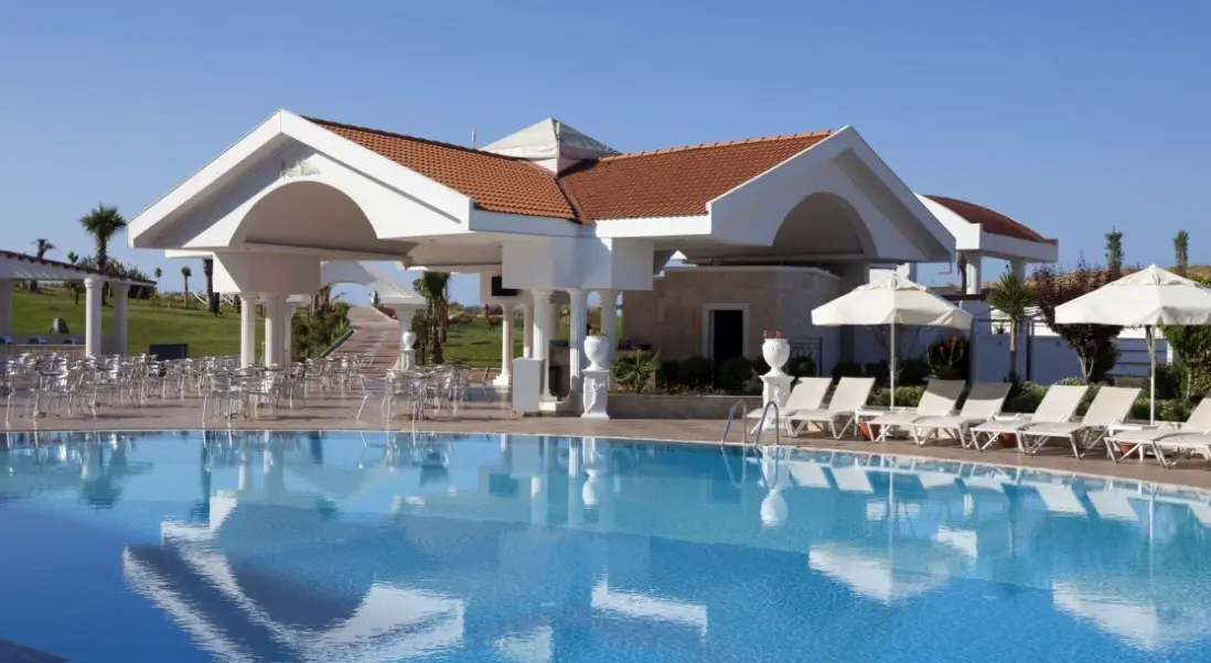 Basen w hotelu Roma Beach Resort & Spa