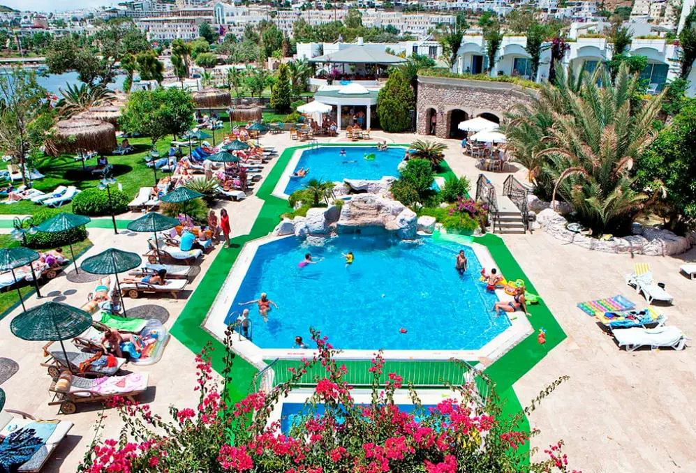 Basen w hotelu Royal Asarlik Beach