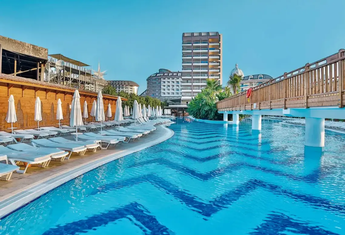 Basen w hotelu Saturn Palace Resort