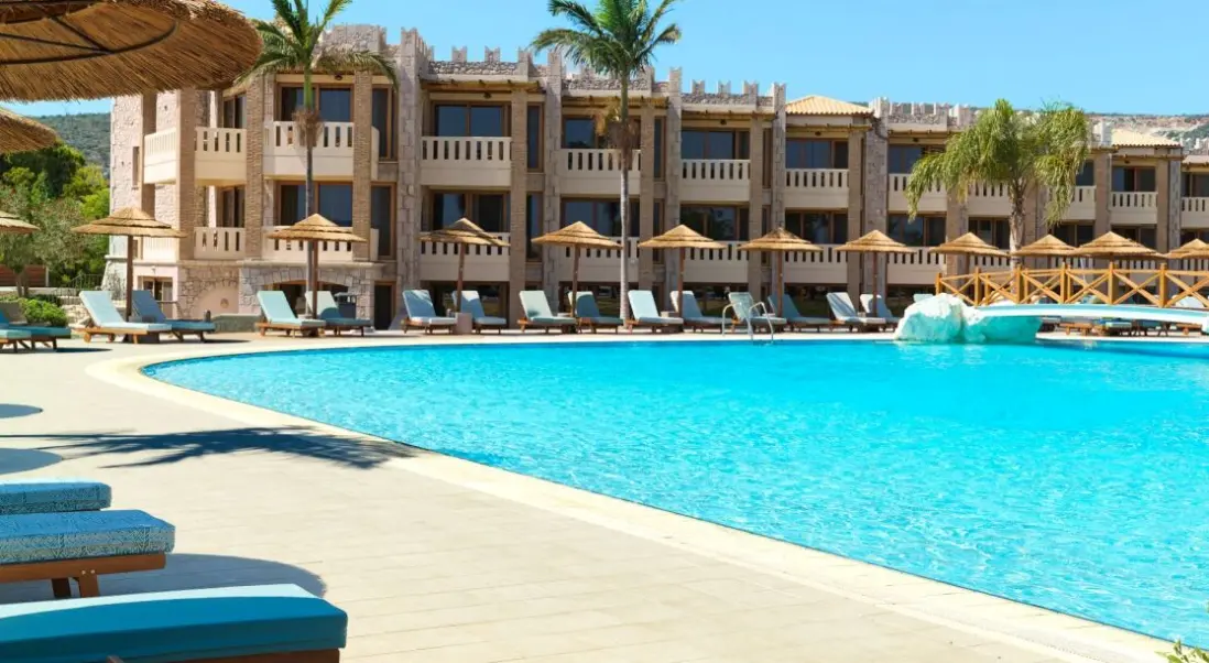 Basen w hotelu Seafos Luxury Resort & Spa - Limited Edition by Leonardo Hotels