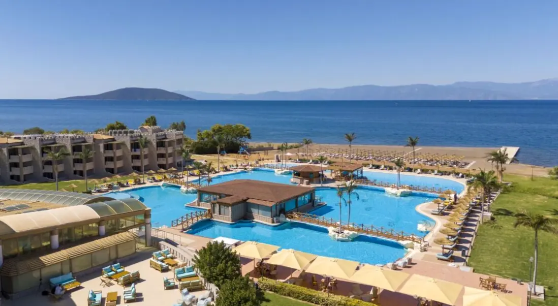 Basen w hotelu Seafos Luxury Resort & Spa - Limited Edition by Leonardo Hotels
