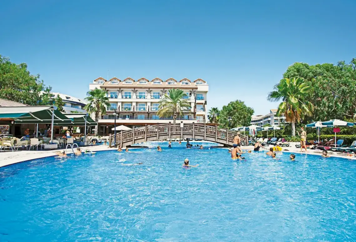 Basen w hotelu Seher Resort & Spa