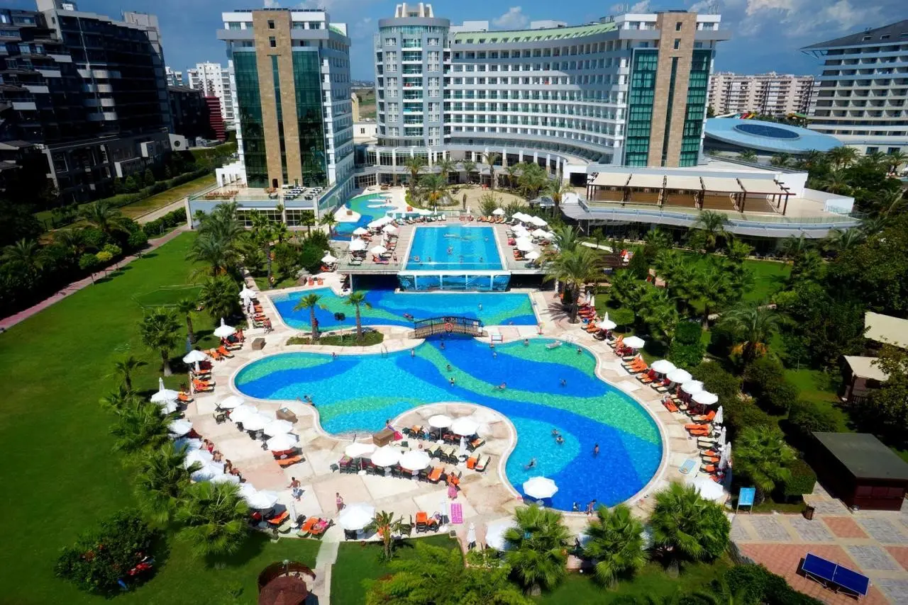 Basen w hotelu Sherwood Exclusive Lara