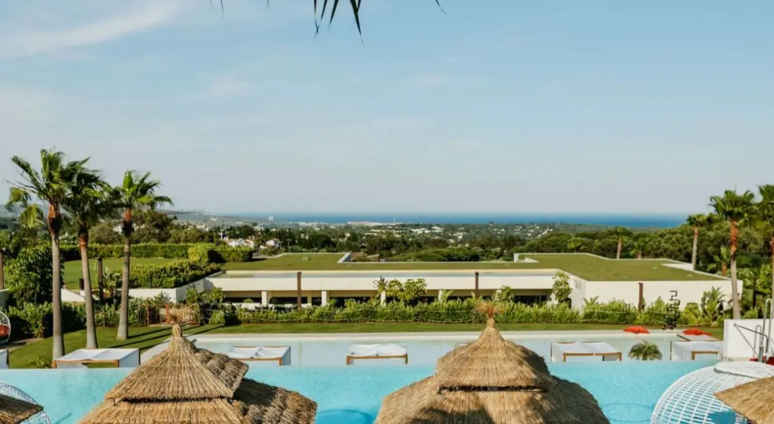 Basen w hotelu So/ Sotogrande Spa & Golf Resort Hotel