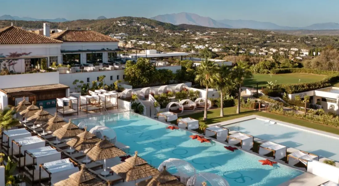 Basen w hotelu So/ Sotogrande Spa & Golf Resort Hotel
