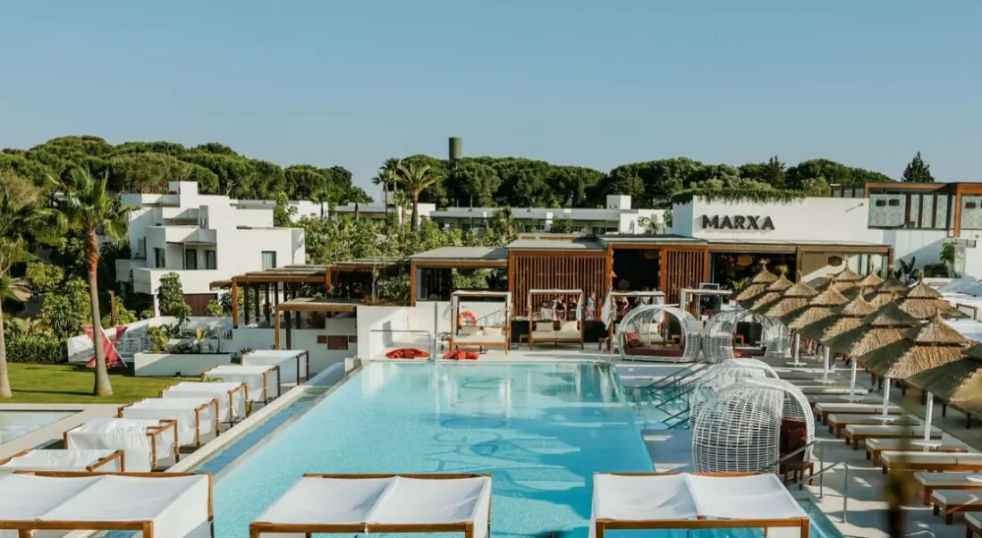Basen w hotelu So/ Sotogrande Spa & Golf Resort Hotel