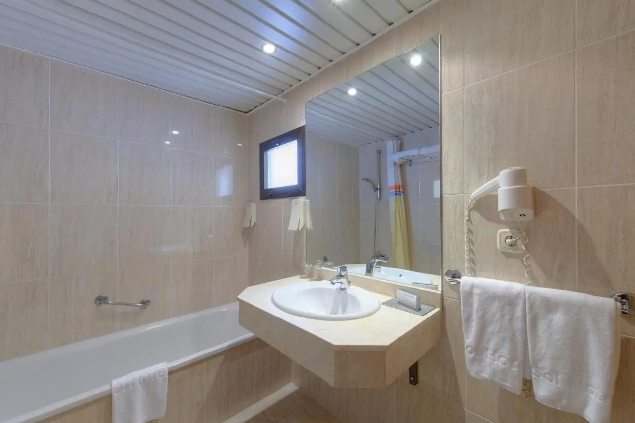 Łazienka w pokoju hotelu Sol Don Marco