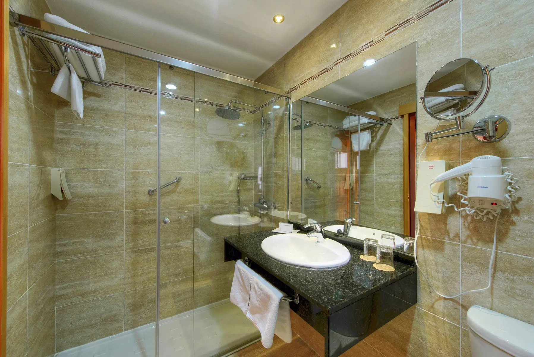Łazienka w pokoju hotelu Sol Torremolinos / Benalmadena Don Pablo