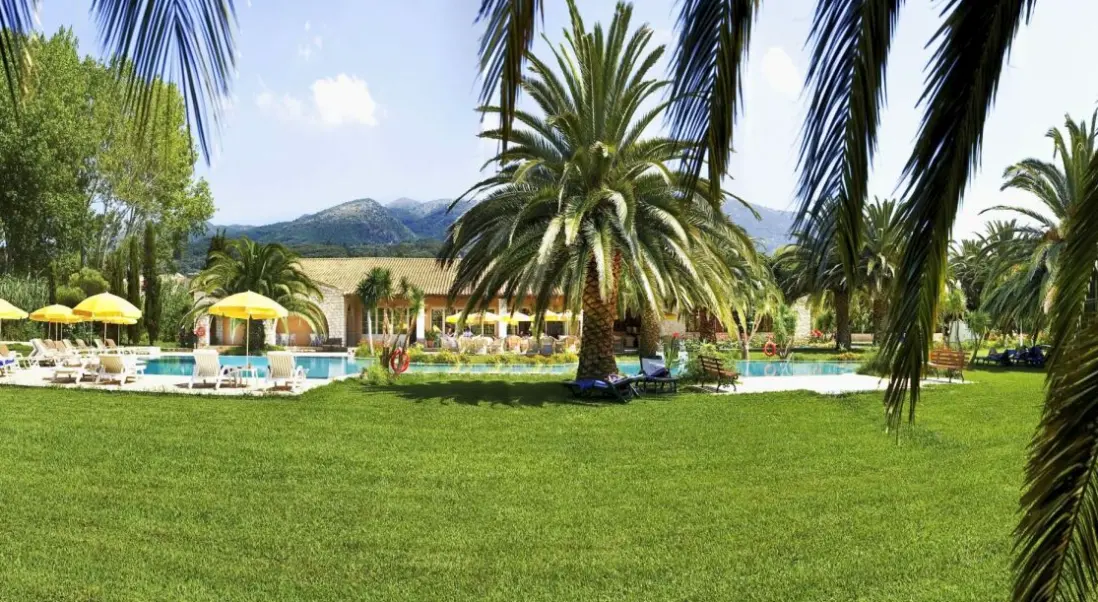 Basen w hotelu St. Georges Bay Country Club