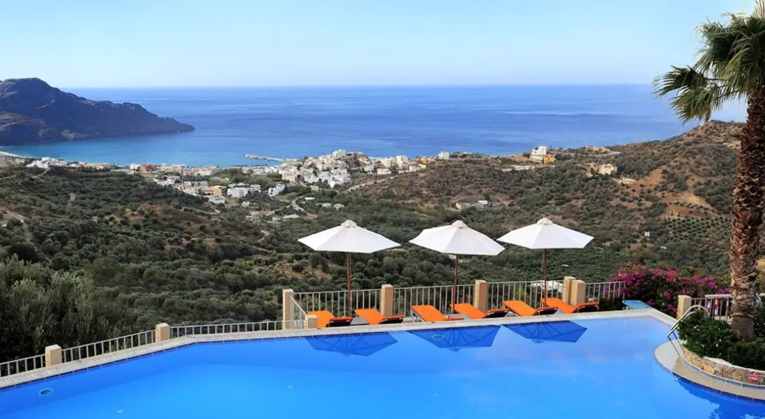 Basen w hotelu Stefanos Village