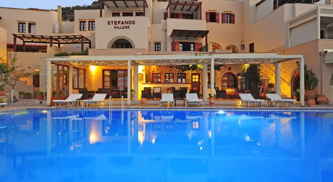 Basen w hotelu Stefanos Village