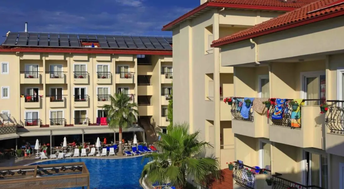 Basen w hotelu Sun City Apartments & Hotel