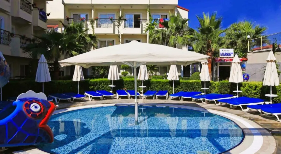 Basen w hotelu Sun City Apartments & Hotel
