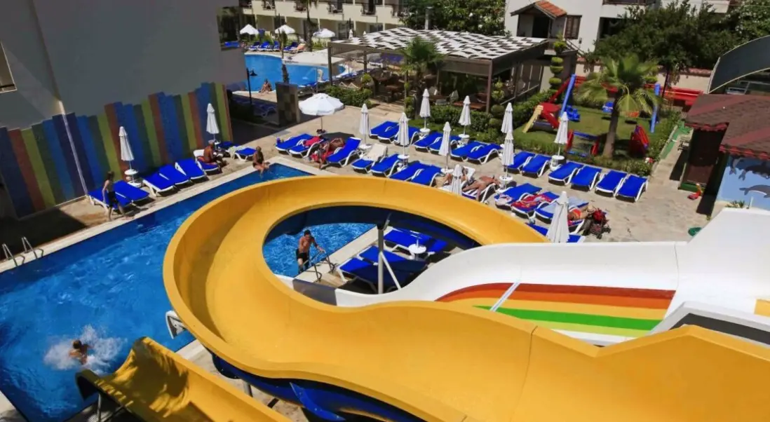 Basen w hotelu Sun City Apartments & Hotel