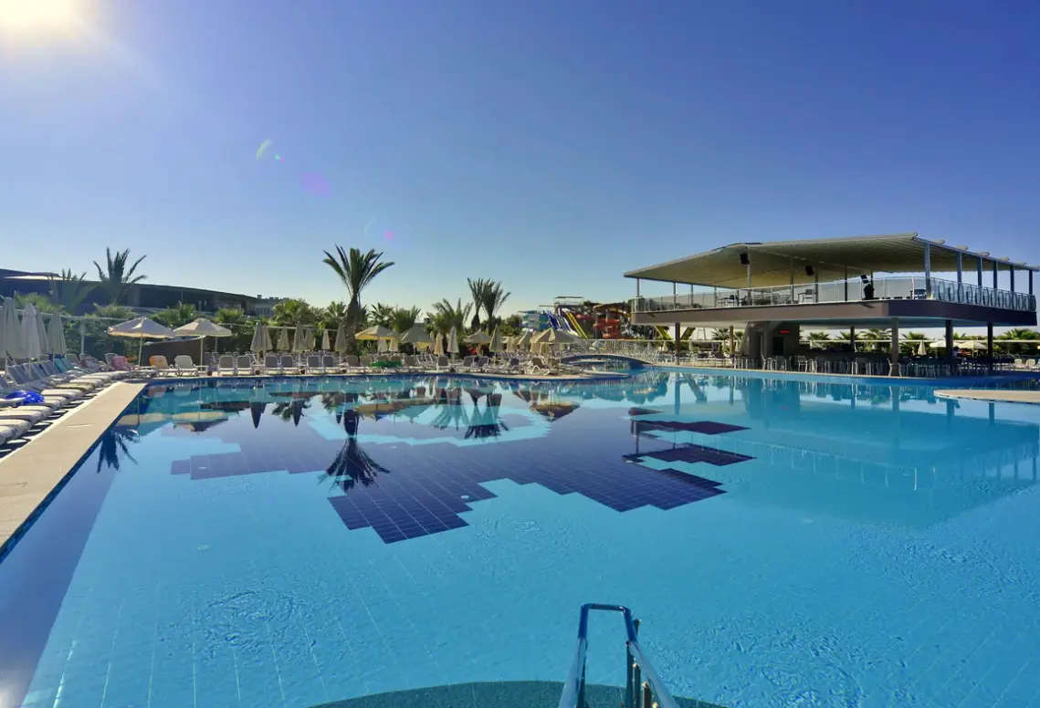 Basen w hotelu Sunmelia Beach Resort
