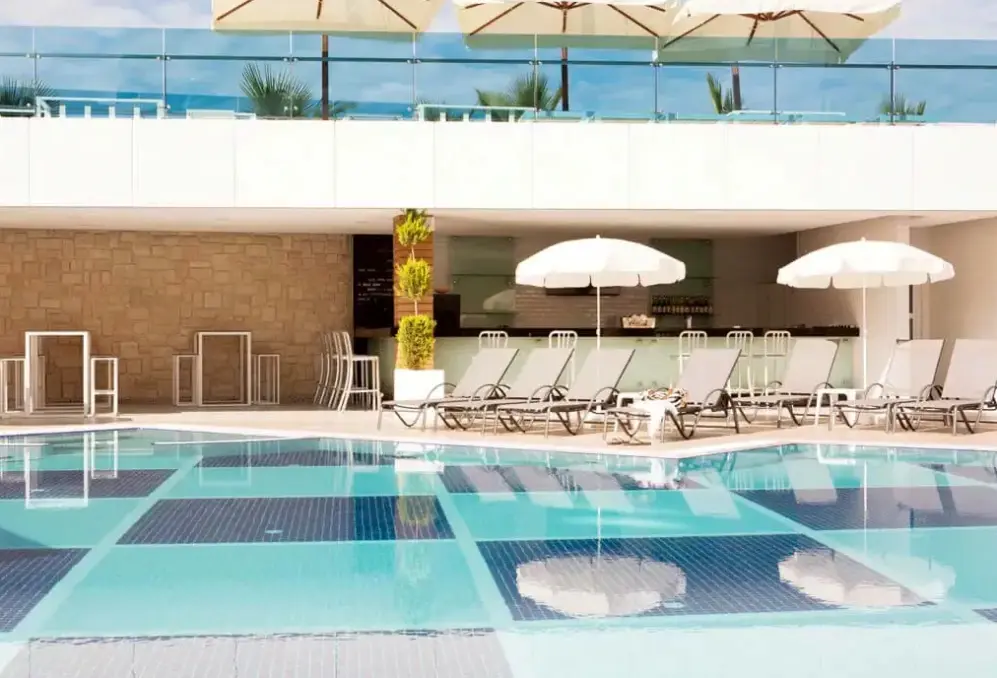 Basen w hotelu Sunprime C-Lounge