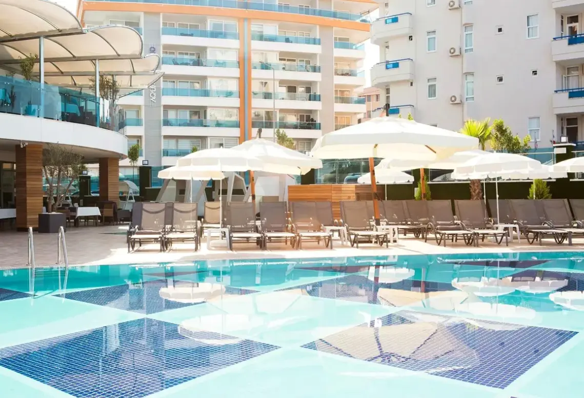 Basen w hotelu Sunprime C-Lounge