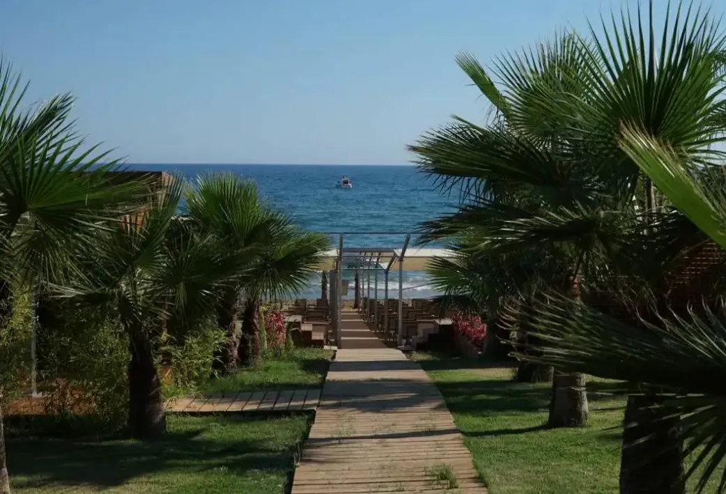 Plaża przy hotelu Sunthalia Hotel & Resort