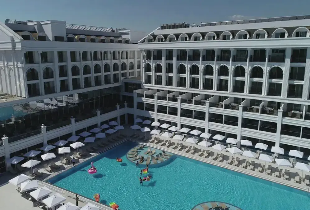 Basen w hotelu Sunthalia Hotel & Resort