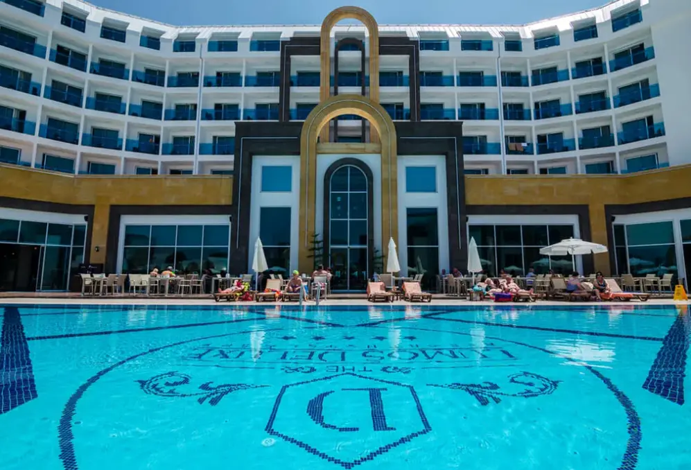Basen w hotelu The Lumos Deluxe Resort Hotel & Spa