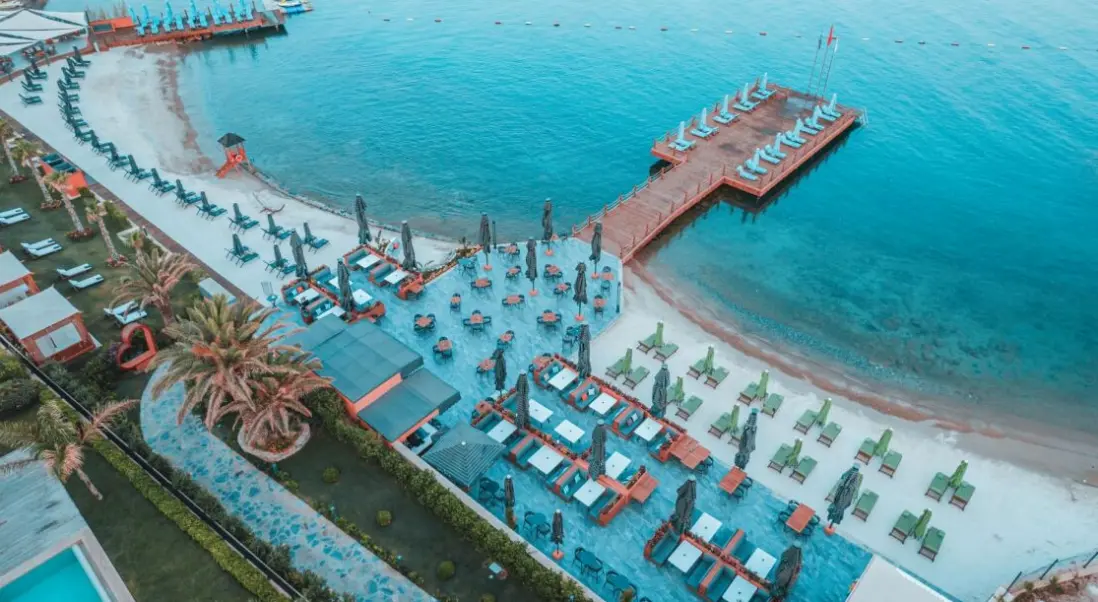 Plaża przy hotelu The Norm Collection Doora