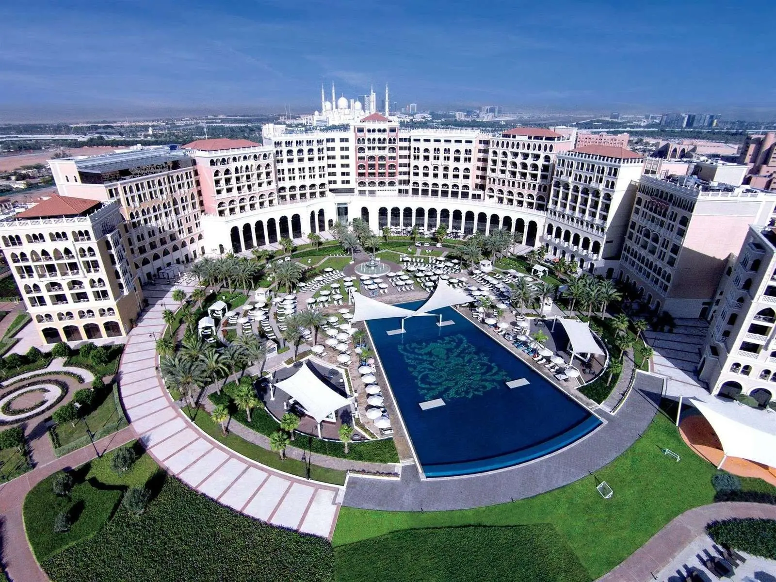 Obiekt hotelu The Ritz Carlton Abu Dhabi, Grand Canal