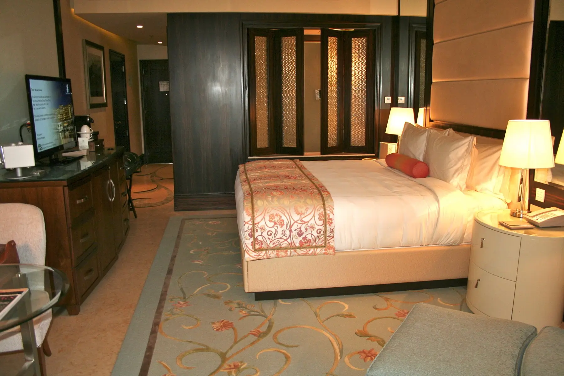 Pokój w hotelu The Ritz Carlton Abu Dhabi, Grand Canal
