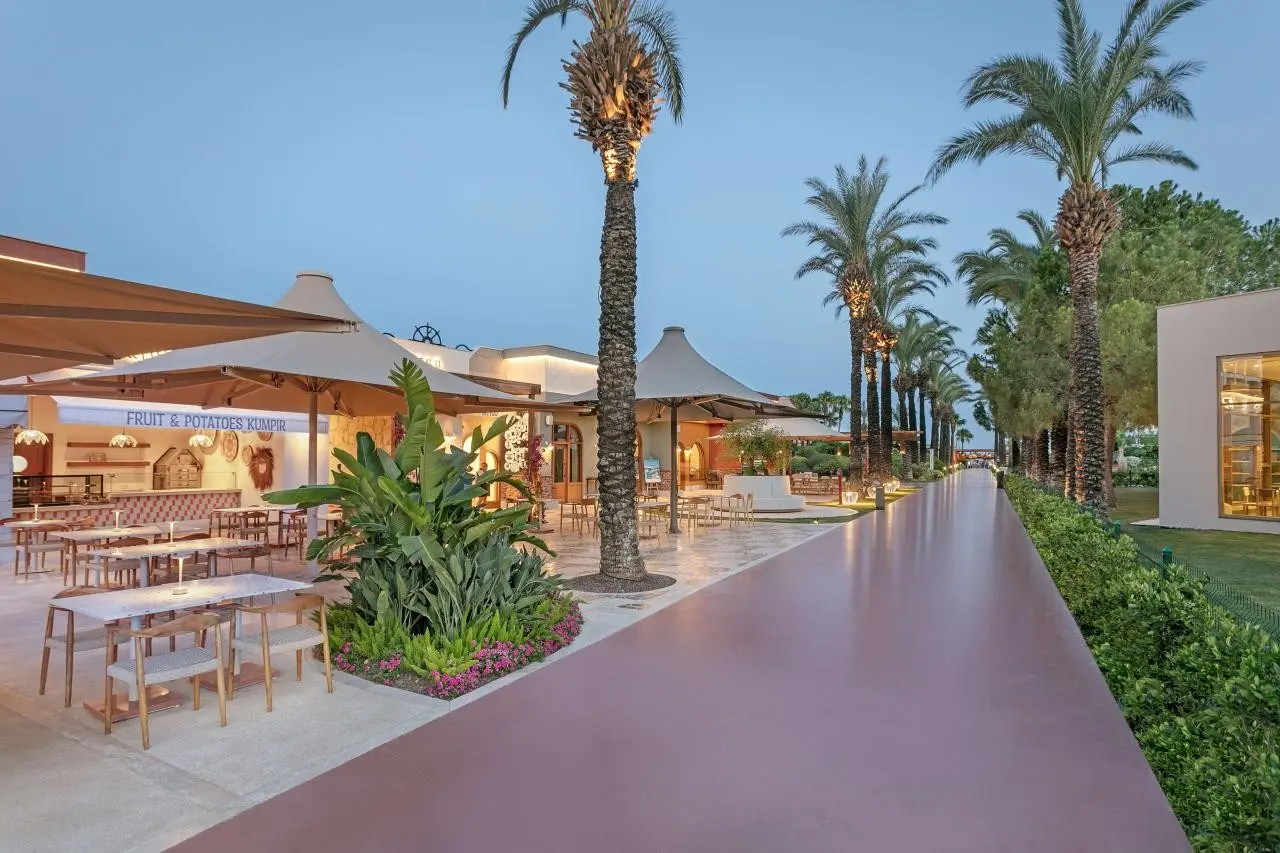 Titanic Deluxe Lara — TITANIC DELUXE LARA